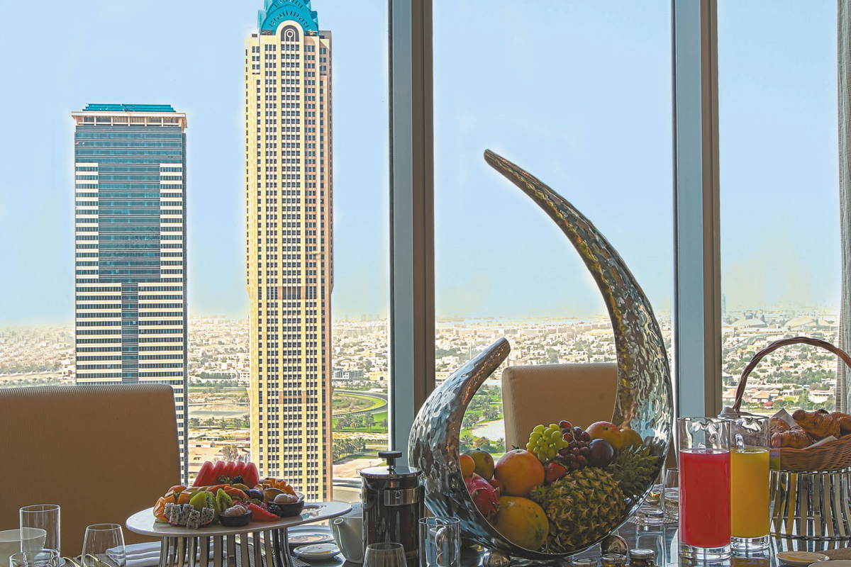 Завтрак в дубае. Оберой Дубай. Завтрак на Бурдж Халифа. Дубайский завтрак. Красивый завтрак в Дубае.